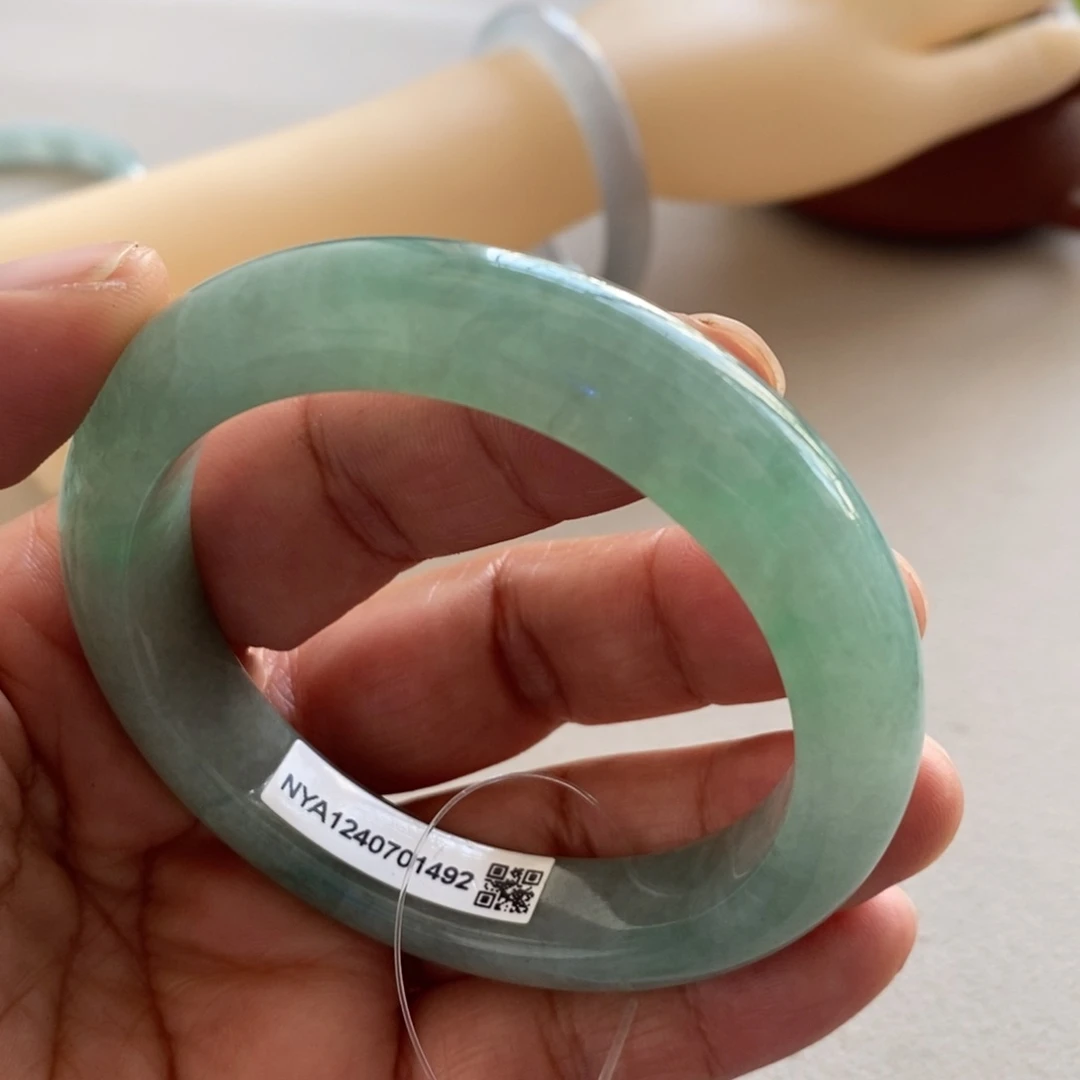 翡翠手镯未镶嵌天然翡翠手镯