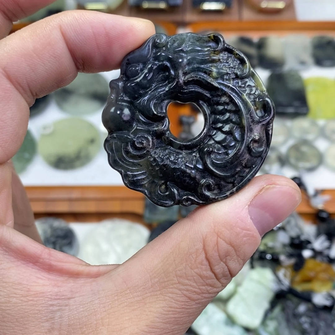 岫玉未镶嵌颈饰洒金皮龙鱼吊坠