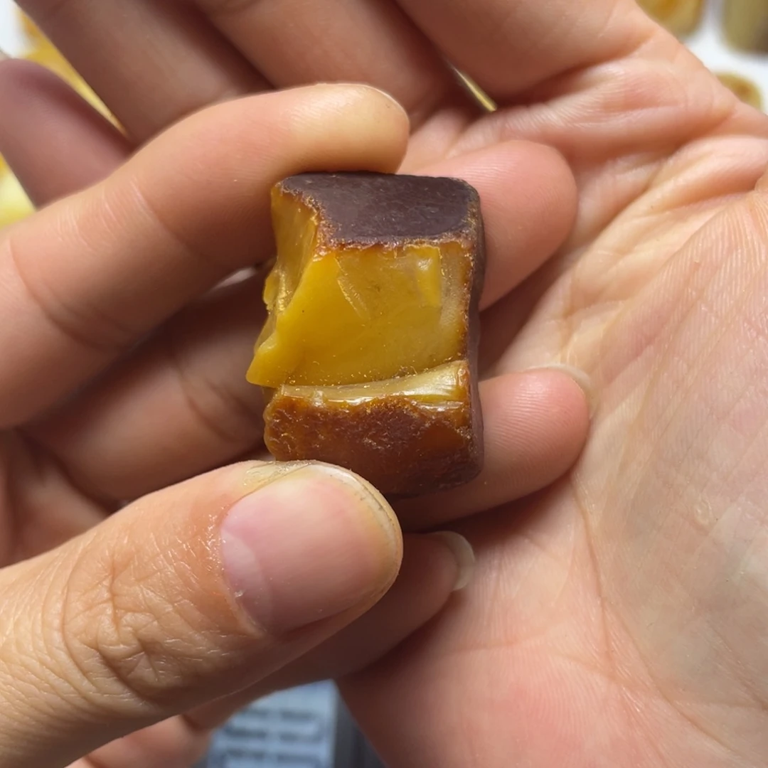 定制琥珀未镶嵌S****?琥珀蜜蜡原石订制藏扣