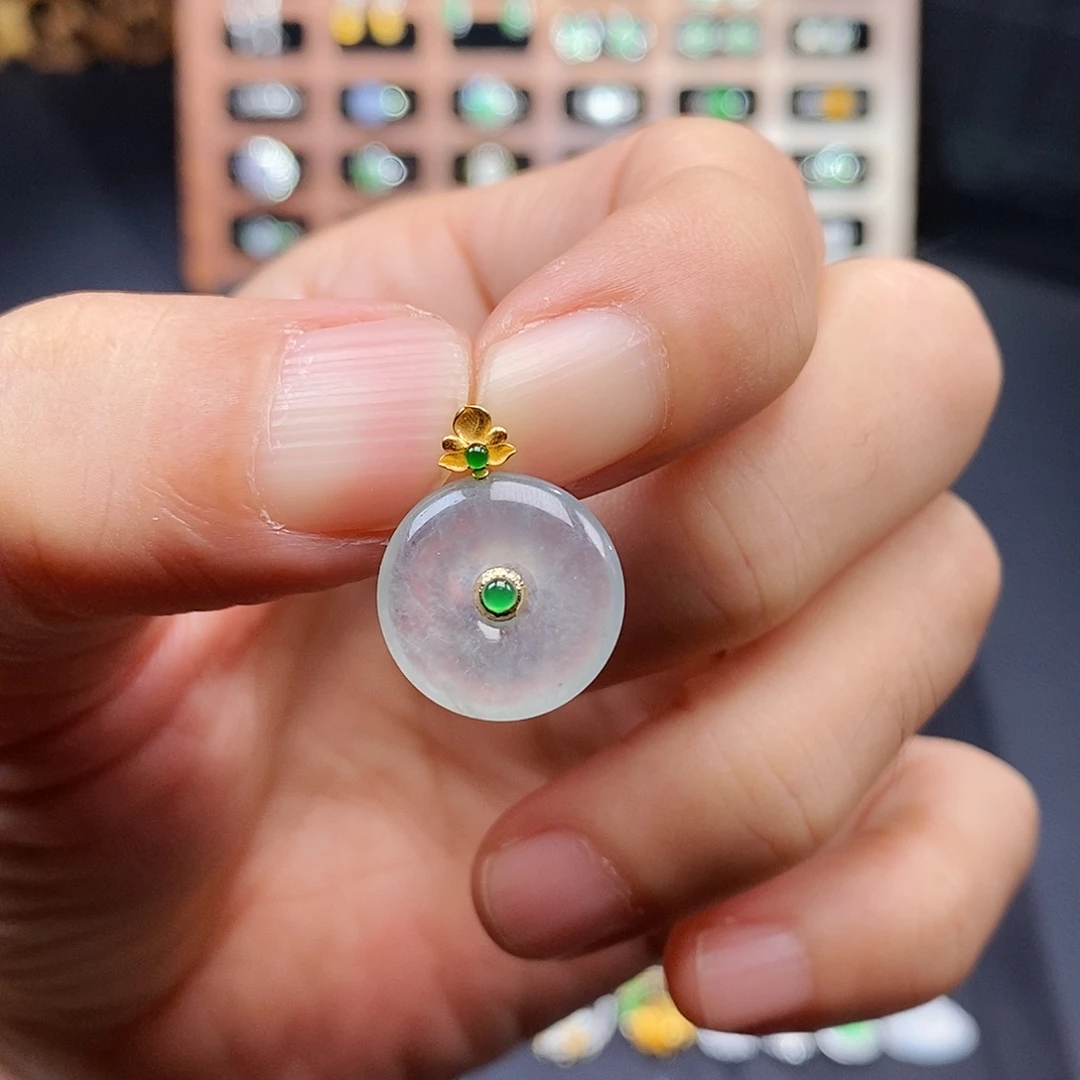 翡翠18K金镶嵌颈饰平安扣