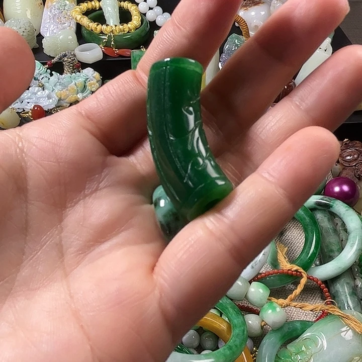 翡翠未镶嵌颈饰翡翠未镶嵌颈饰