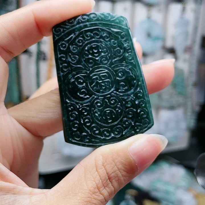 颈饰足铂镶嵌翡翠翡翠