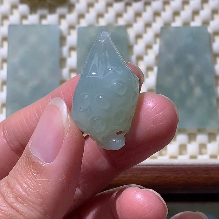 翡翠未镶嵌颈饰莲蓬