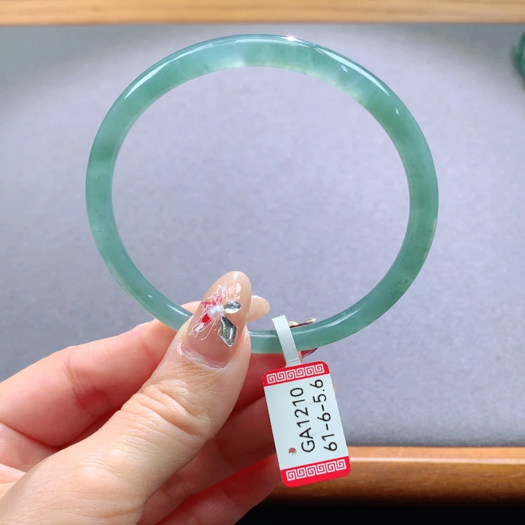 翡翠手镯未镶嵌天然翡翠手镯