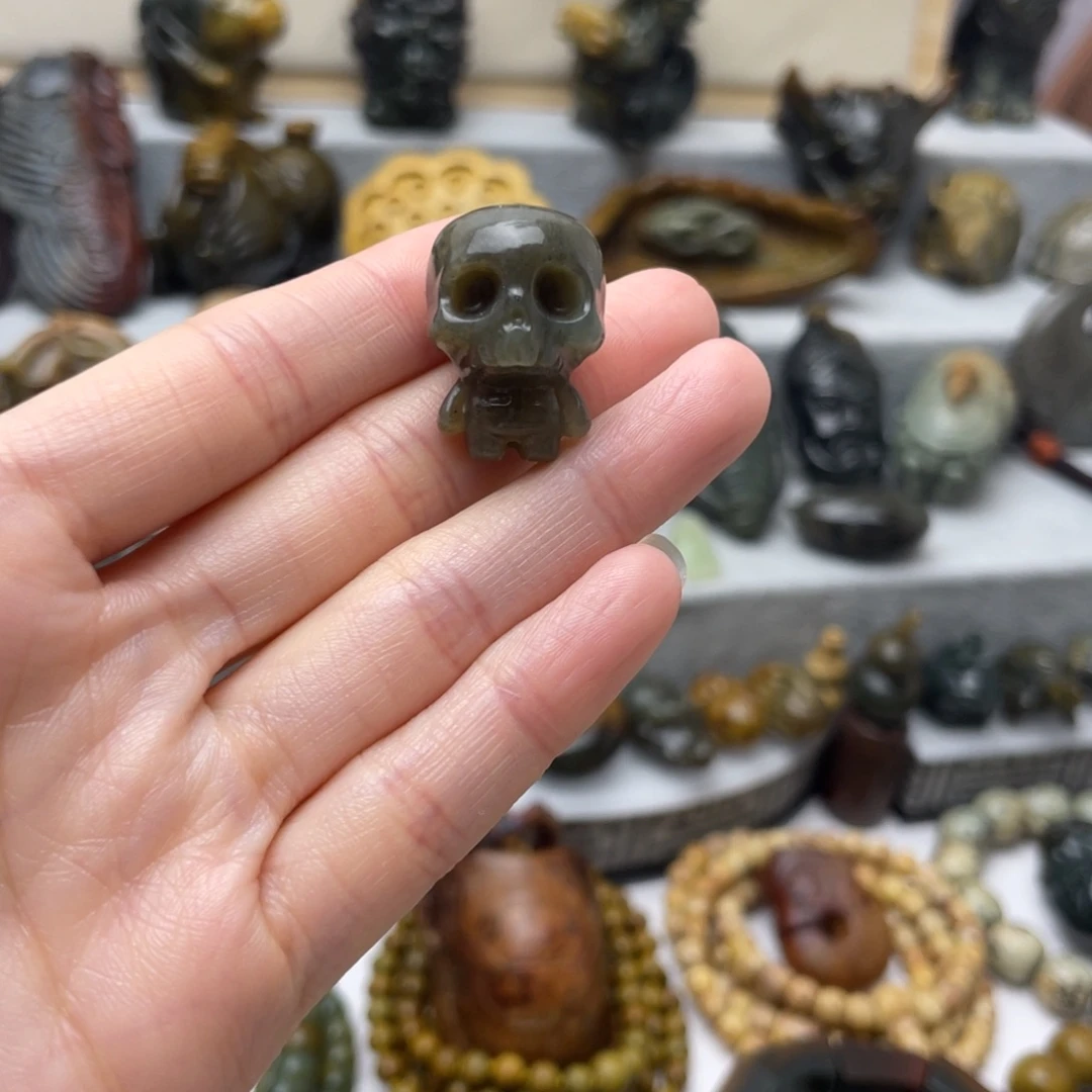 透闪石质玉未镶嵌把件