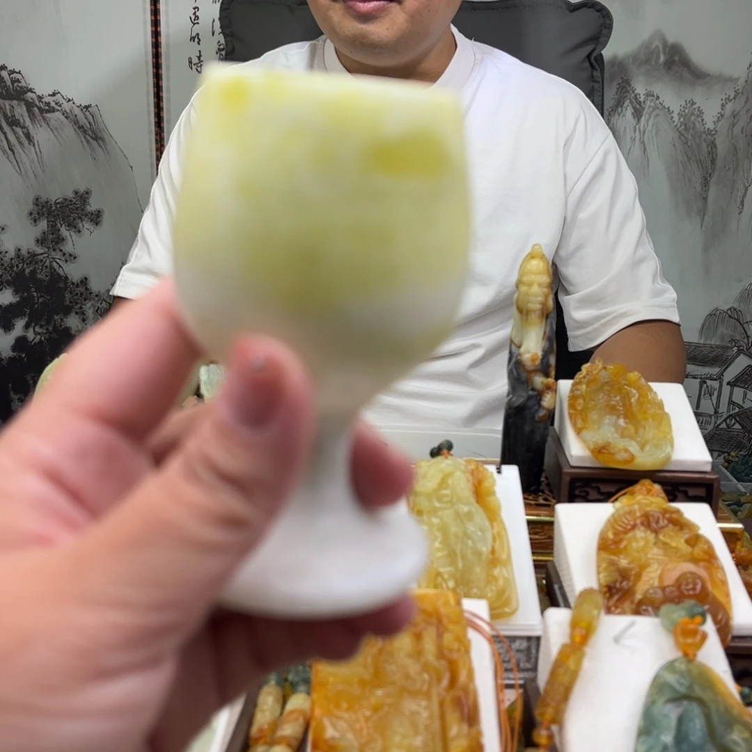 杨***眉岫玉未镶嵌挂件杯子