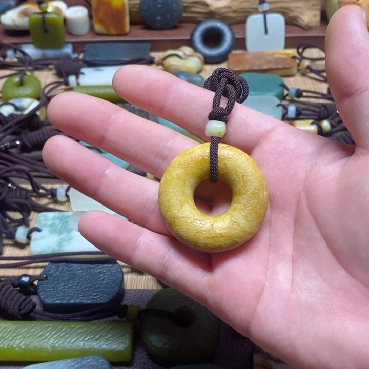 蛇纹石玉挂件未镶嵌青***怀