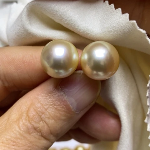 18K金镶嵌海水珍珠耳饰