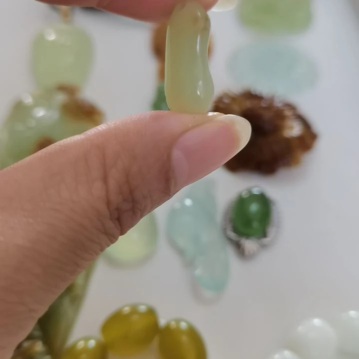 未镶嵌蛇纹石玉吊坠