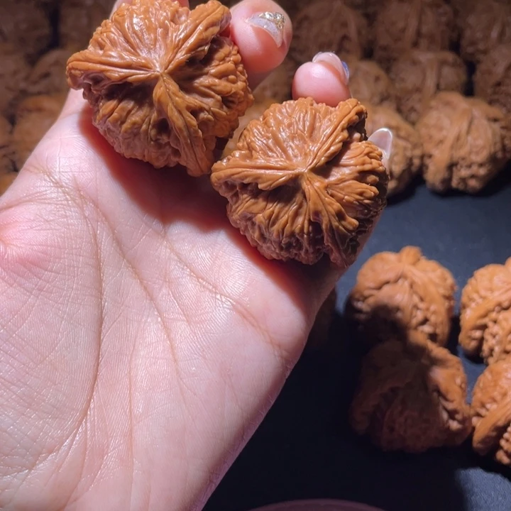 惢***糸文玩核桃吊坠白狮子