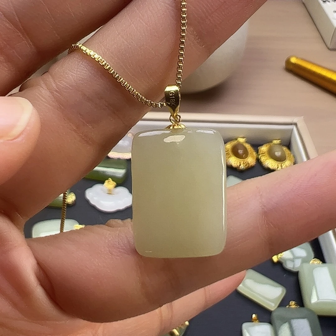 和田玉18K金镶嵌颈饰