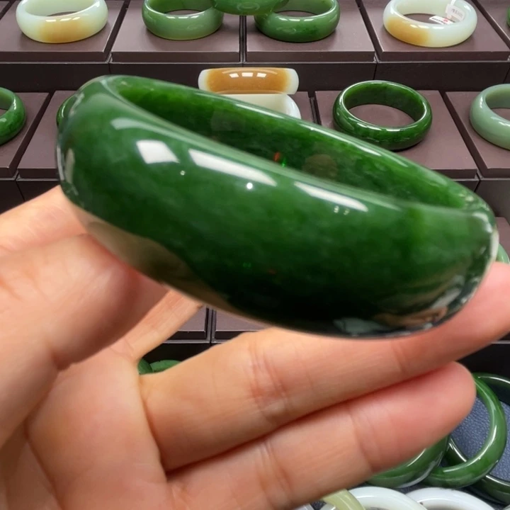 和田玉未镶嵌手镯