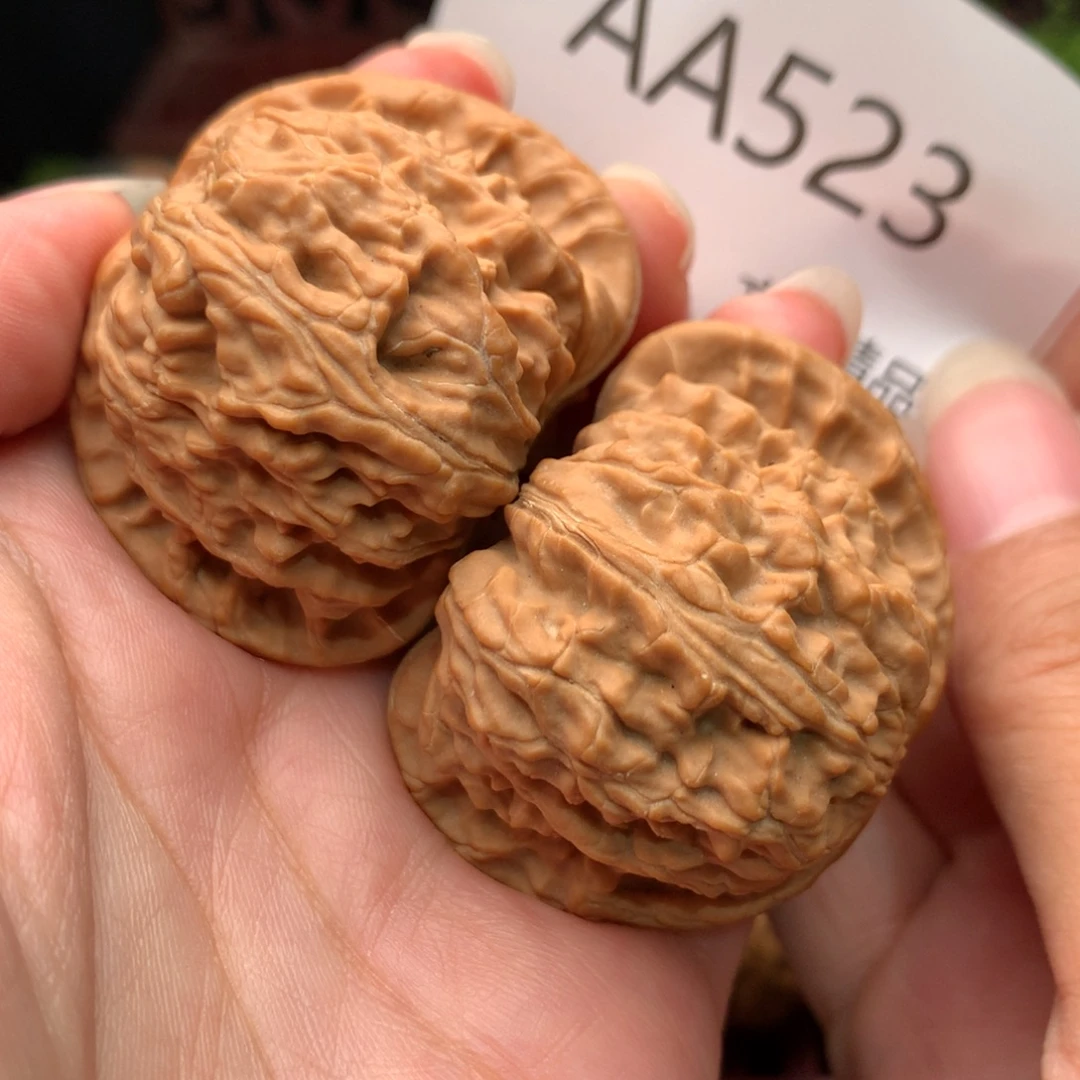 文玩核桃把件卡姿兰大眼睛白狮子45