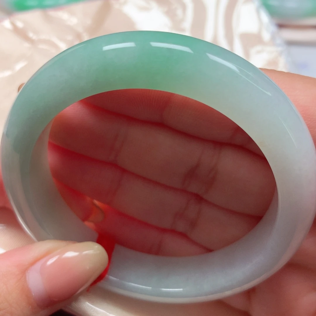 翡翠未镶嵌手镯10果绿半山水