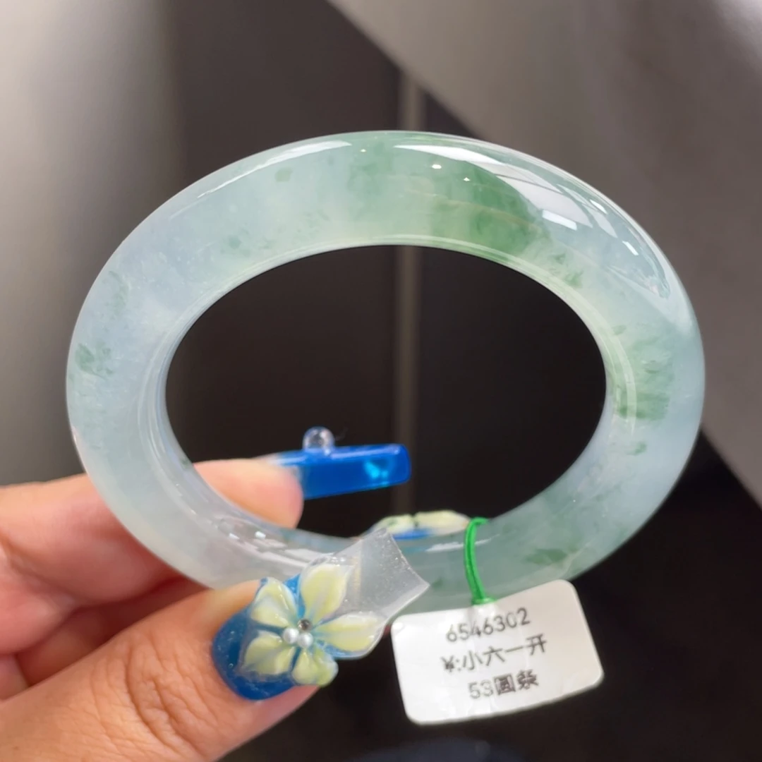 翡翠未镶嵌手镯一手）冰飘绿飘花圆条手镯，小六一开现询