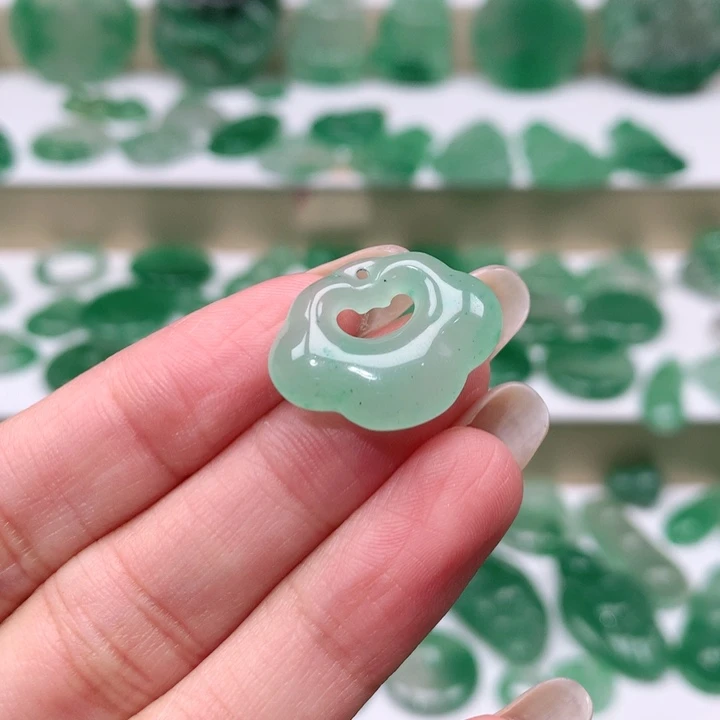 颈饰未镶嵌石英质玉