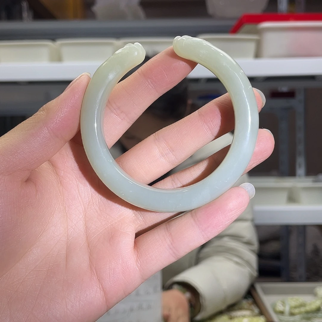 和田玉未镶嵌手镯