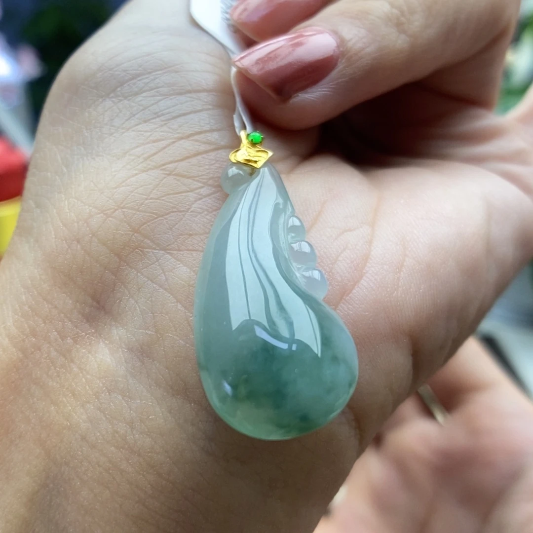 翡翠18K金镶嵌颈饰吊坠