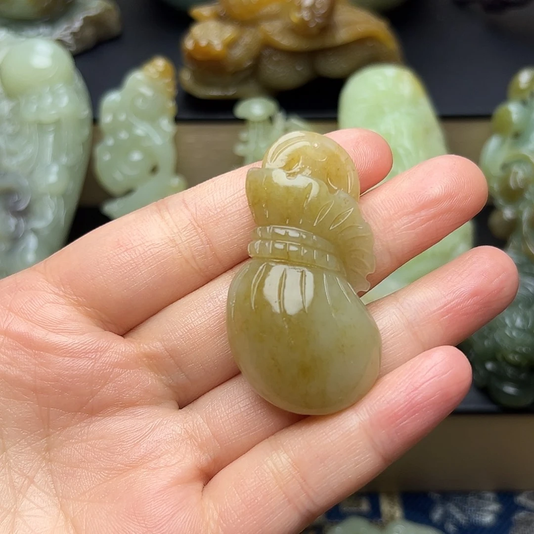 叶***红和田玉未镶嵌挂件