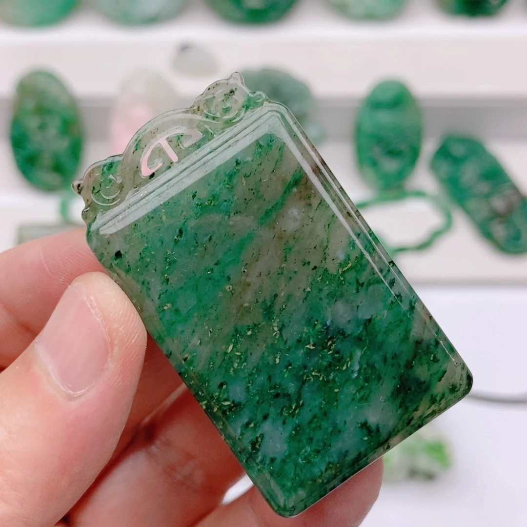 独山玉未镶嵌颈饰书**石