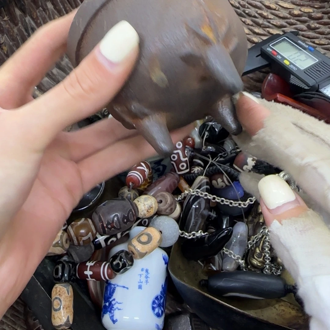 绿***哥我不敢看电视我在床底下你