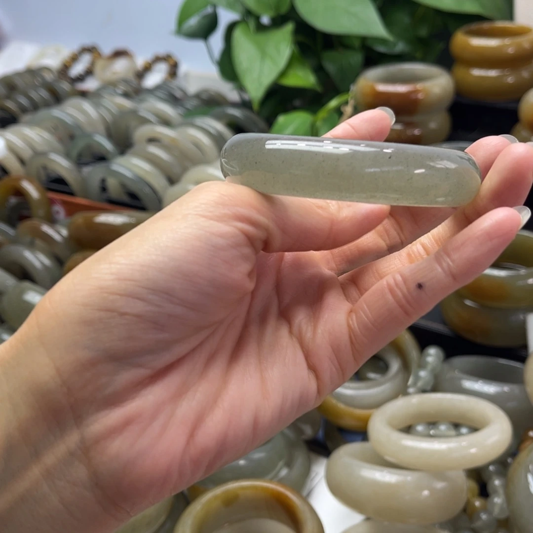 乐***寰石英质玉未镶嵌手镯