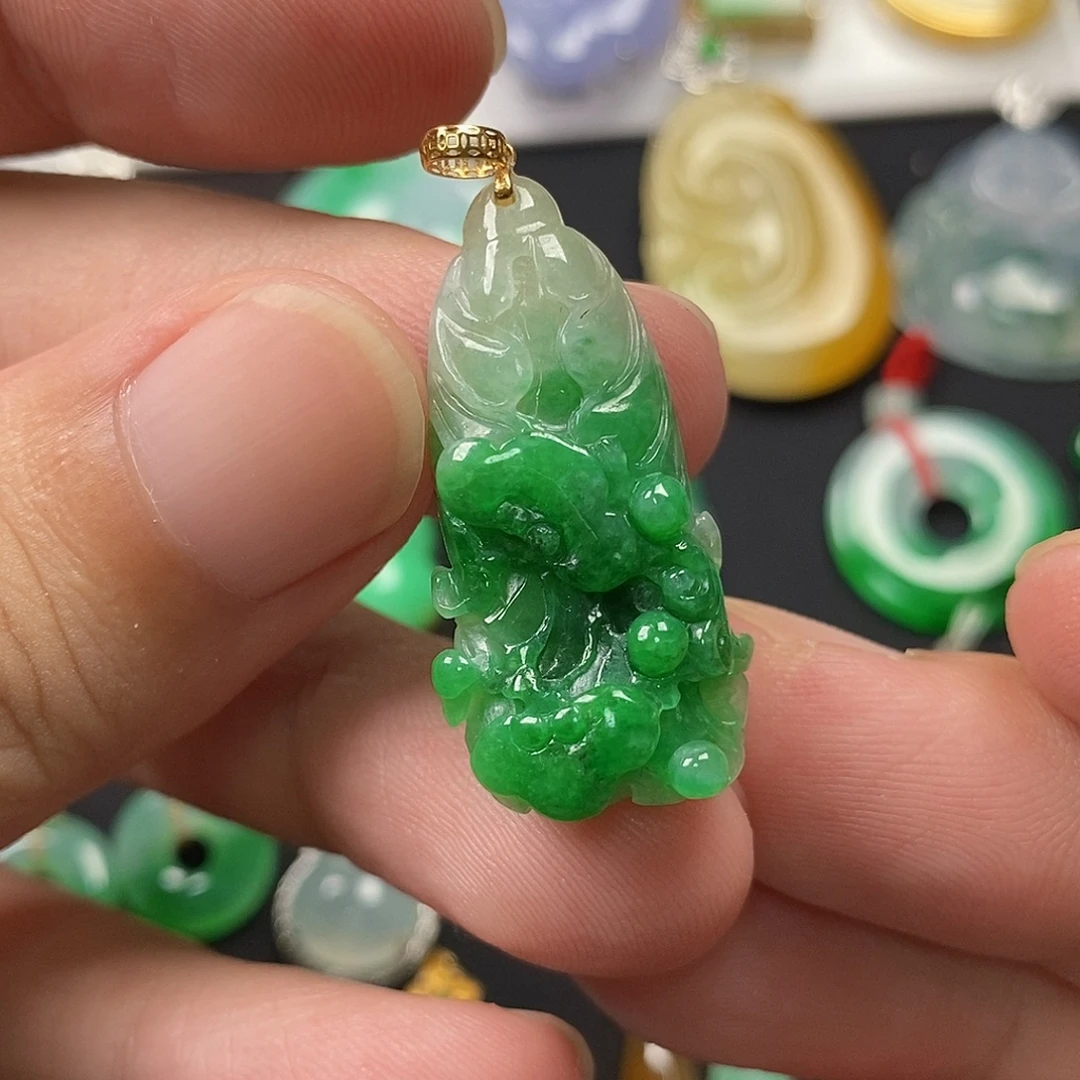 翡翠18K金镶嵌颈饰翡翠
