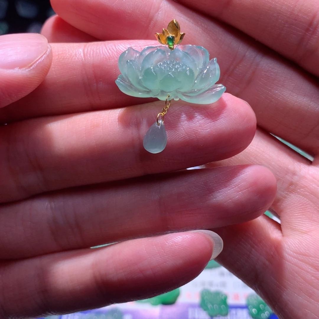 翡翠18K金镶嵌颈饰莲花