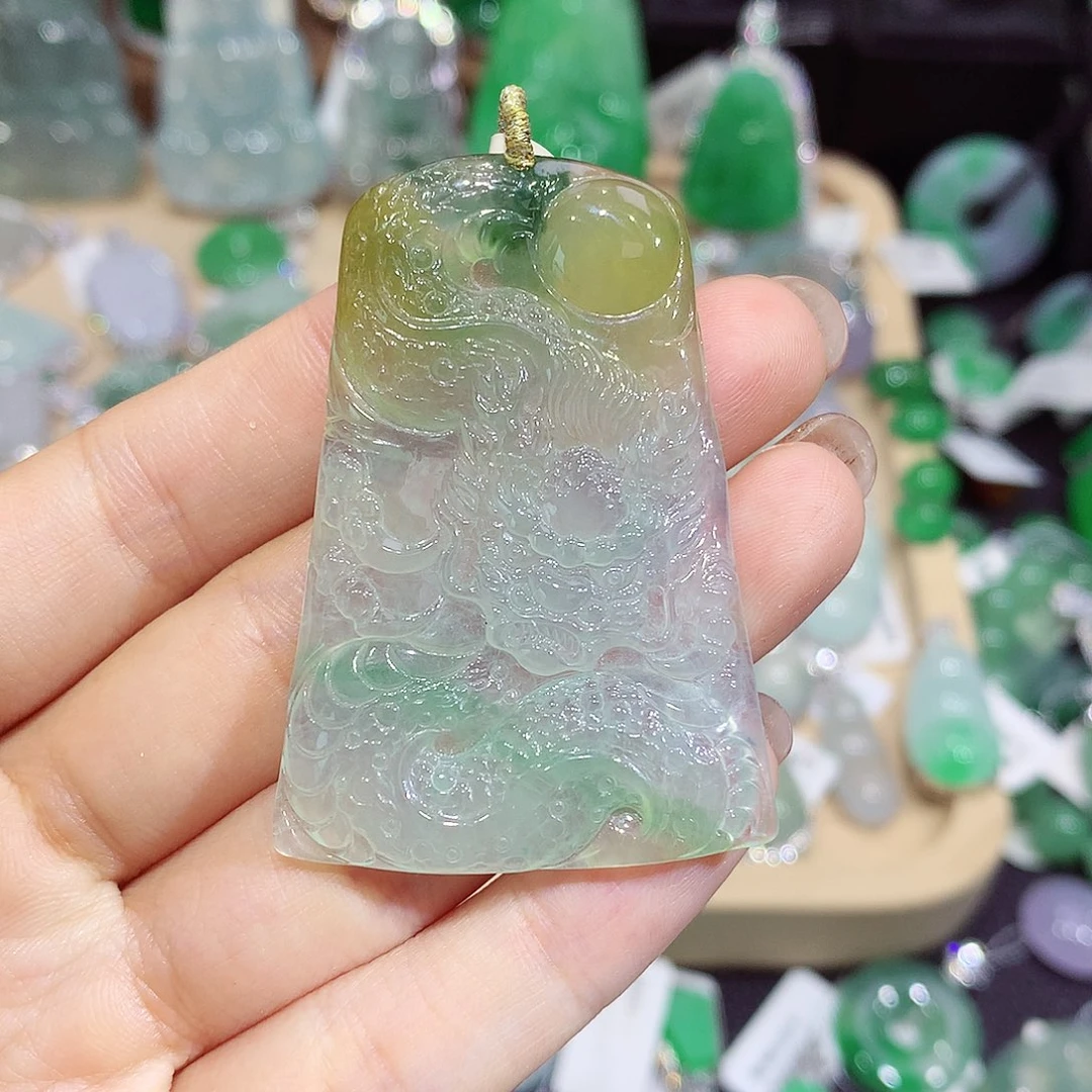 翡翠未镶嵌颈饰龙