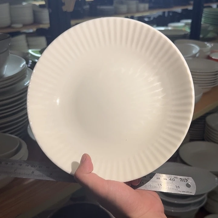 陶瓷微瑕暖白9寸束条纹深盘