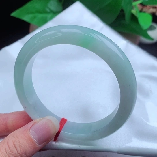 翡翠手镯未镶嵌      正圈56 晴底飘阳绿