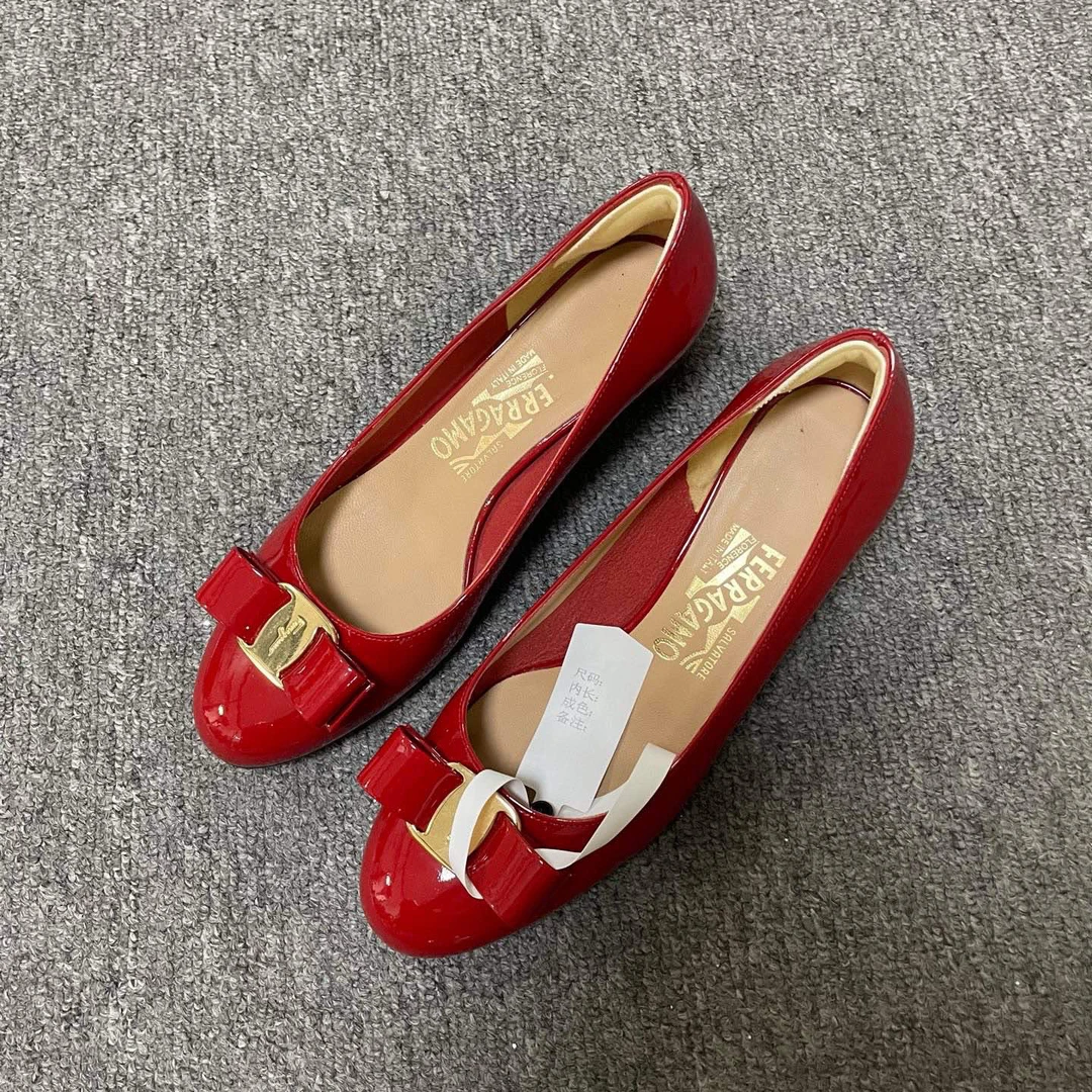 95新 FERRAGAMO/菲拉格慕 Vara 浅口粗跟高跟鞋 37码/6499