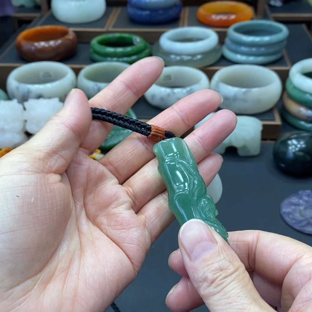 伟***少石英质玉未镶嵌吊坠