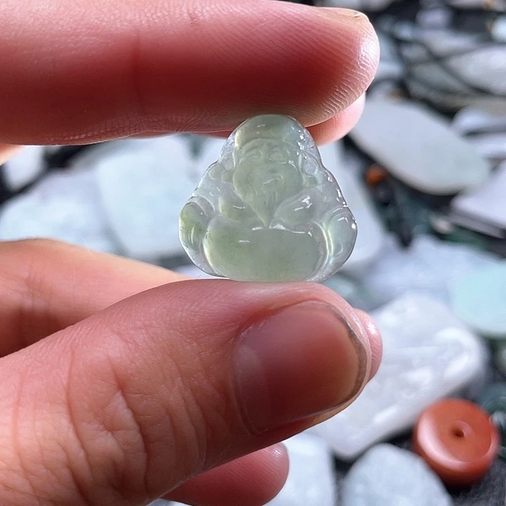 颈饰未镶嵌翡翠小****?翡翠