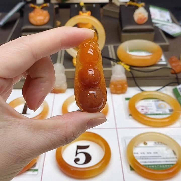 石英质玉（黄龙玉）未镶嵌吊坠