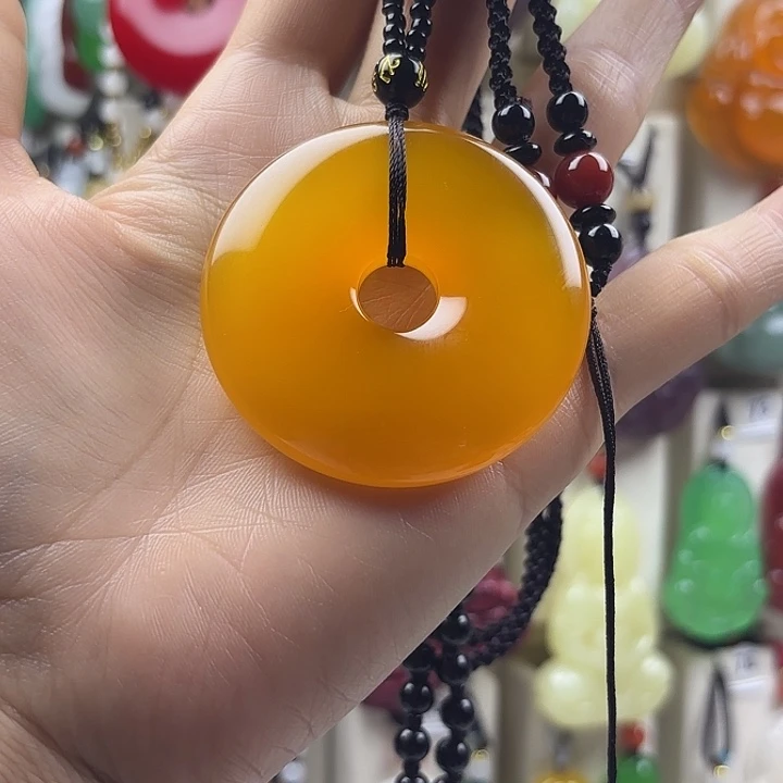 @***海石英质玉未镶嵌颈饰