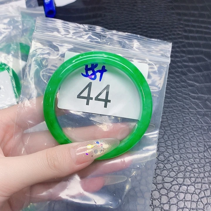 翡翠手镯未镶嵌默认微瑕