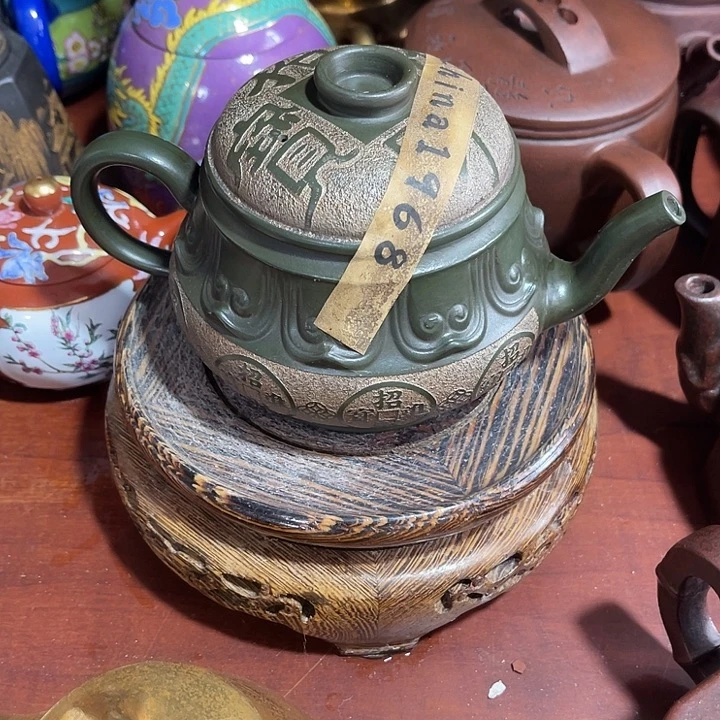 茶壶段泥原矿泥料手工制作的一把紫砂壶。