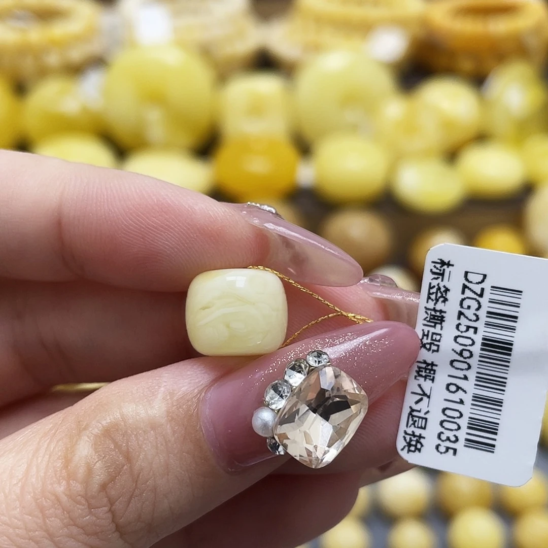 琥珀未镶嵌裸石11.3*9.3mm白蜡妖花老型皮色