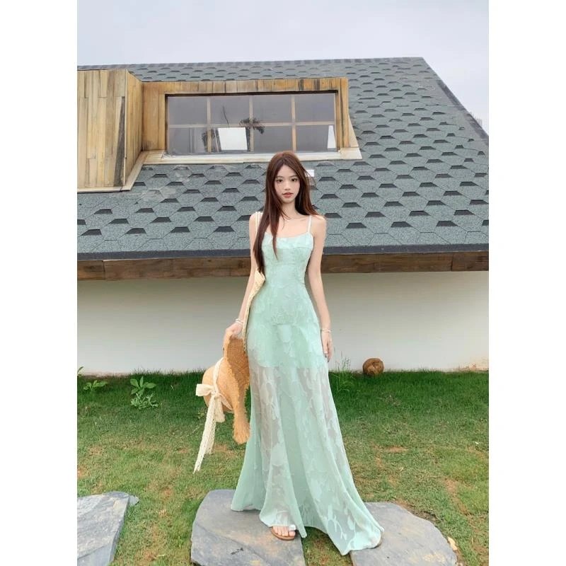 2025夏季新款小新清花边吊带连衣裙女穿搭海边度假法式小仙女长裙