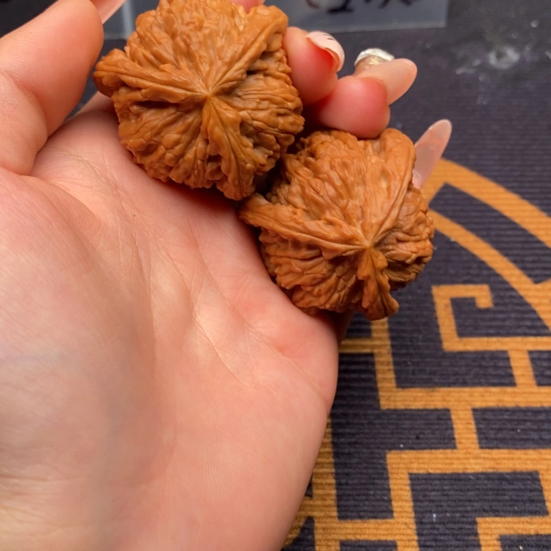 一***着文玩核桃吊坠白狮子