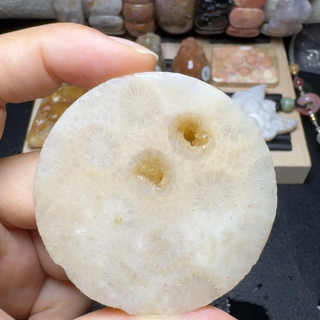 未镶嵌玉透带晶洞硅化玉