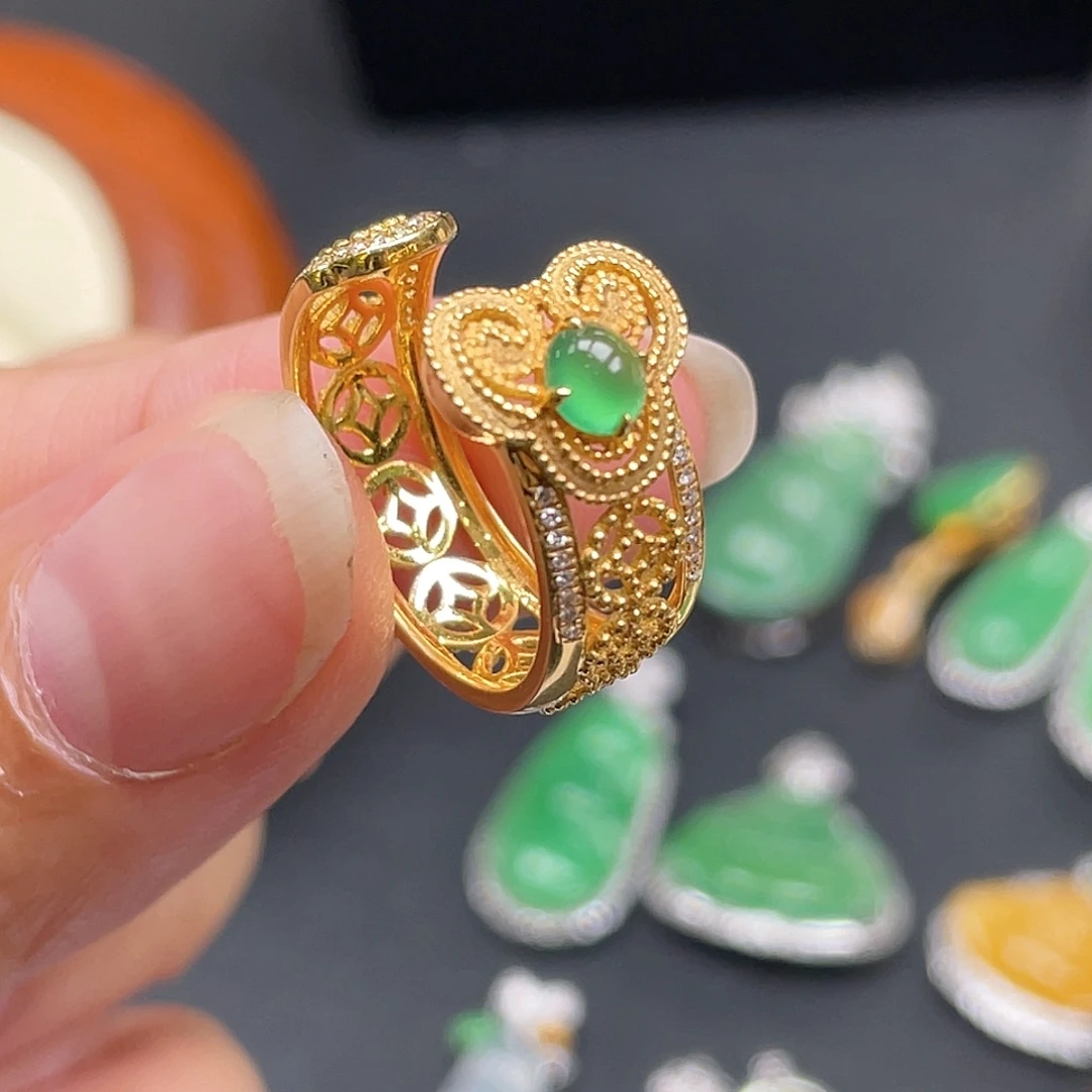 翡翠18K金镶嵌戒指绿蛋面