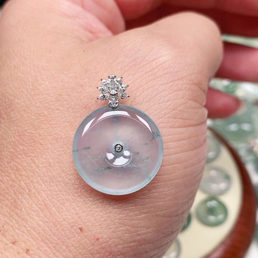 【闪购商品】颈饰18K金镶嵌翡翠