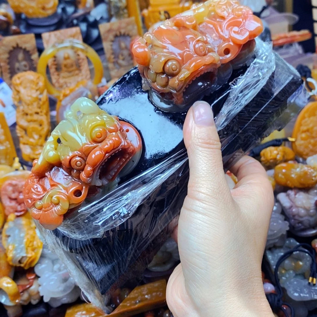 未镶嵌石英质玉（黄龙玉）颈饰