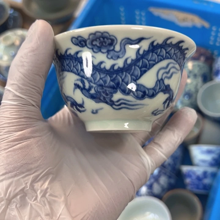 瓷片白青花铠甲龙压手杯主人杯