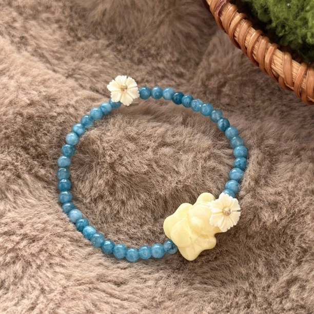 吉月蜜蜡夏日花语抱抱小熊蓝色水晶花朵手串