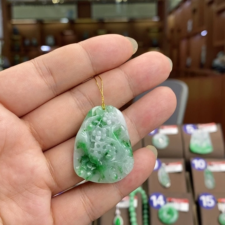 翡翠未镶嵌颈饰花件
