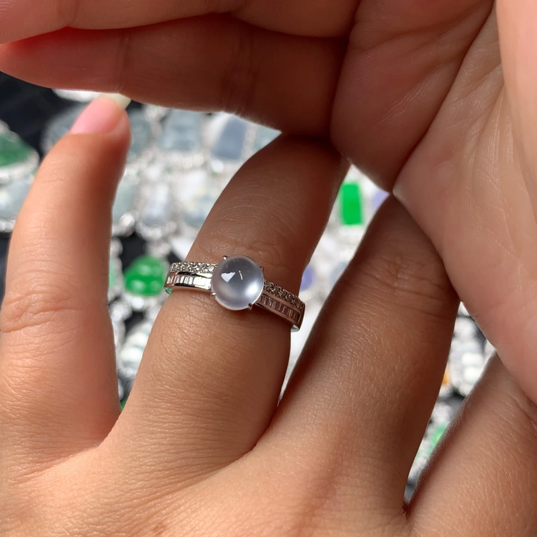 颈饰18K金镶嵌翡翠钻石白蛋