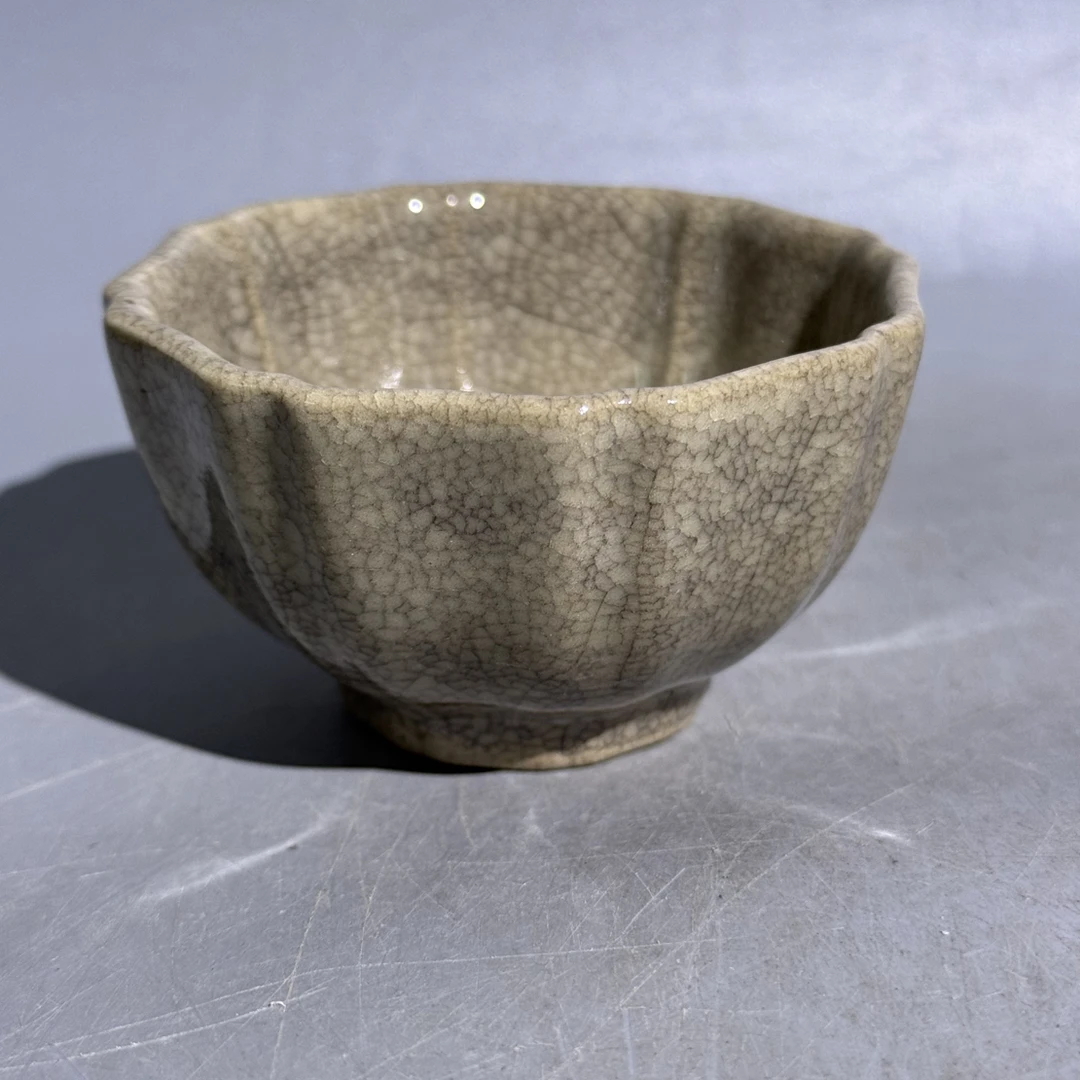哥窑八方杯子，口直径7.4cm，高4.3cm，老瓷器，旧藏，喜欢的来茶杯